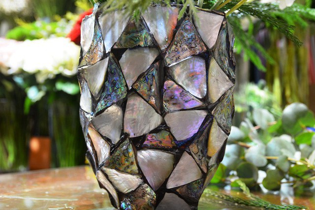 
Một mẫu bình khảm trai có giá “tròn” 1 triệu đồng.
