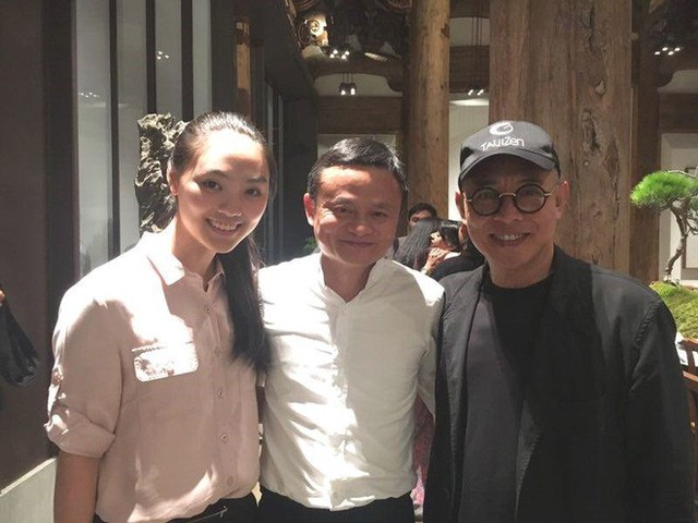 Jane L&yacute; chụp ảnh c&ugrave;ng cha v&agrave; tỷ ph&uacute; Jack Ma.