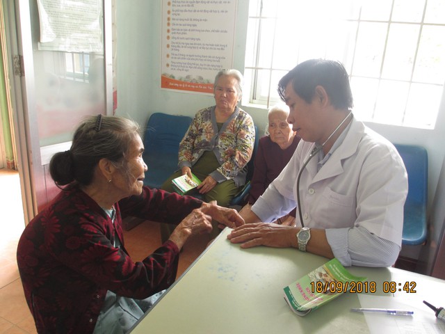 
Tư vấn, khám sức khỏe và cấp phát thuốc cho người cao tuổi ở Khánh Hòa. Ảnh: T.G
