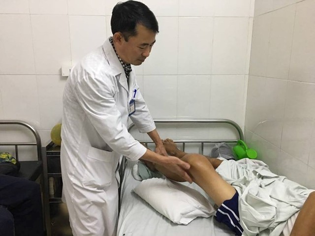 Thạc sĩ Kiều Quốc Hiền khám cho nam bệnh nhân biến chứng nặng vì gout. Ảnh: HQ.