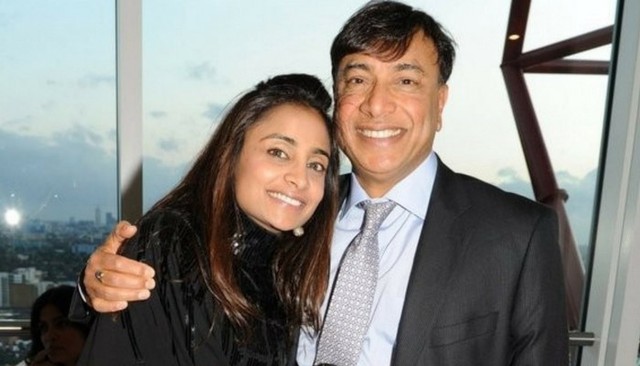 1. Vanisha Mittal (38 tuổi)
Vanisha Mittal là con gái của tỷ phú giàu nhất Ấn Độ Lakshmi Mittal - người sở hữu khối tài sản 18,5 tỷ USD , theo Forbes. Giống như các anh trai, Vanisha, tốt nghiệp cử nhân kinh doanh tại London (Anh), cũng tham gia vào điều hành hãng sản xuất thép lớn nhất thế giới ArcelorMittal. Năm 2004, người cha tỷ phú đã tổ chức cho con gái Vanisha đám cưới xa xỉ kéo dài một tuần cho khoảng 1.000 khách mới tại Paris (Pháp) với tổng chi phí 60 triệu USD . Ảnh: Forbes.