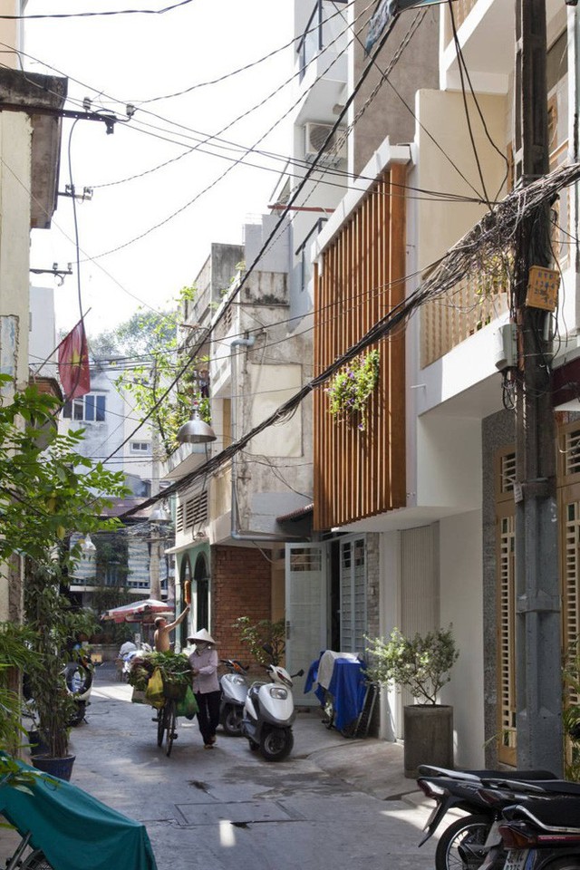 
Ngôi nhà nằm trong một con hẻm nhỏ chật chội của Sài Gòn.
