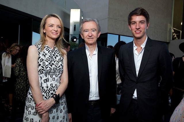 2. Delphine Arnault (43 tuổi)
Ái nữ của tỷ phú Bernard Arnault - tỷ phú giàu nhất tại Pháp và giàu thứ 4 thế giới với tài sản 72 tỷ USD , theo Forbes. Gia đình Arnault sở hữu đế chế thời trang xa xỉ LVMH gồm các thương hiệu như Louis Vuitton, Sephora, Christian Dior... Delphine tốt nghiệp Đại học Kinh tế London (Anh). Cô từng làm việc cho hãng tư vấn quản lý McKinsey trước khi gia nhập công ty của cha vào năm 2000. Khi 28 tuổi, Delphine là phụ nữ duy nhất trong hội đồng quản trị của LVMH.
Ảnh: Vogue.
