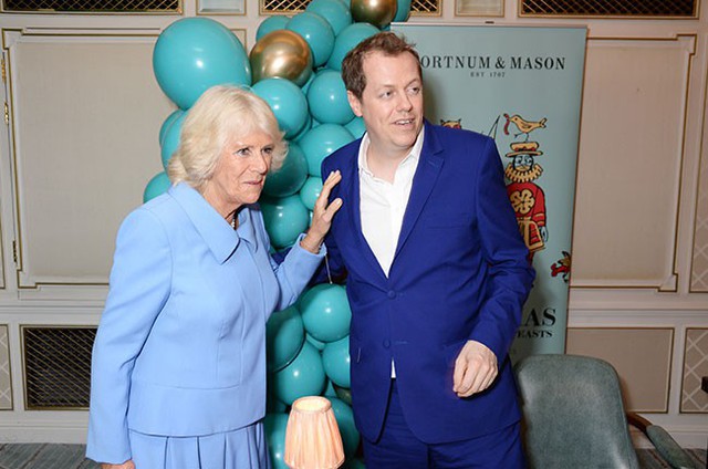 Bà Camilla dự lễ ra mắt cuốn sách mới của con trai riêng với chồng cũ.