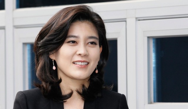 
11. Lee Boo-ji n (48 tuổi)

Lee Boo-Jin là con gái cả của Chủ tịch Tập đoàn Samsung Lee Kun-Hee và thường được truyền thông Hàn Quốc gọi là tiểu Kun Hee nhờ óc nhạy bén trong kinh doanh. Lee Boo-Jin bắt đầu được cha đưa vào công ty để truyền dạy cách lãnh đạo tập đoàn khi cô mới 21 tuổi.Lee Boo-Jin hiện là chủ tịch, CEO của Hotel Shilla - một trong những khách sạn hàng đầu tại Seoul. Bà cũng là cố vấn phòng thương mại của Samsung C&T. Hiện Lee Boo-jin sở hữu tài sản trị giá 1,8 tỷ USD . Ảnh: Forbes.
