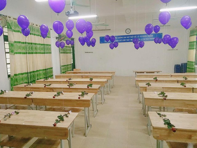 Hoa hồng được xếp ngay ngắn tại vị tr&iacute; ngồi của c&aacute;c bạn nữ (ảnh: Nguyễn Phương Linh)