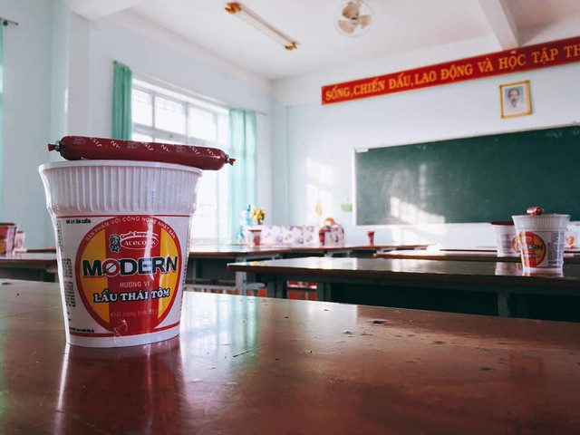 Những suất qu&agrave; 20/10 gồm m&igrave; t&ocirc;m v&agrave; x&uacute;c x&iacute;ch (ảnh: Vũ H&agrave;)