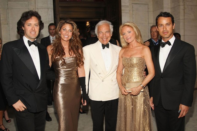 7. Dylan Lauren (44 tuổi)
Dylan Lauren là con gái của nhà thiết kế thời trang nổi tiếng thế giới Ralph Lauren - chủ đế chế thời trang mang tên mình và sở hữu khối tài sản trị giá 7 tỷ USD . Tốt nghiệp Đại học Duke (Mỹ), Dylan là người sáng lập Dylans Candy Bar - nơi được mệnh danh là cửa hàng kẹo lớn nhất thế giới tại New York, Mỹ. Ảnh: Thezoereport (Dylan - thứ 2 từ trái sang chụp ảnh cùng gia đình).