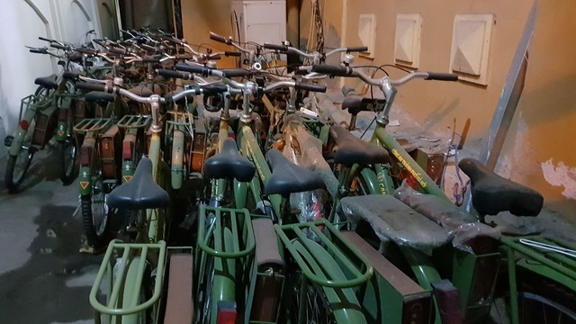 
Một số chiếc xe đạp tuần tra của công an phường còn bọc… nylon
