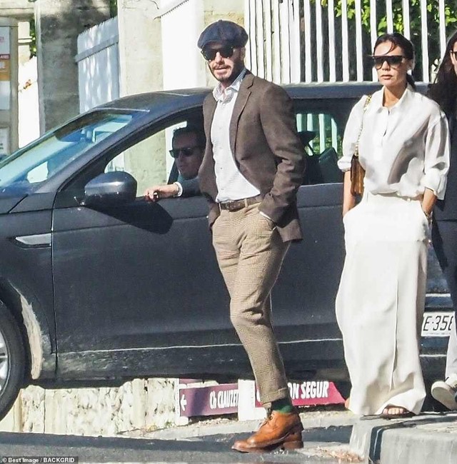 
Cánh paparazzi đã chụp được ảnh vợ chồng Beckham đi du ngoạn tại miền nam nước Pháp vào ngày hôm qua 01/10.
