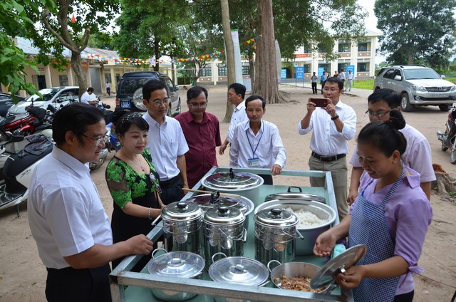 Kiểm tra chất lượng và vệ sinh an toàn thực phẩm bữa “Cơm Có Thịt” đầu tiên