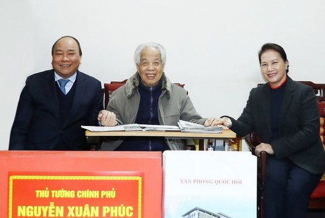 Thủ tướng Nguyễn Xuân Phúc và Chủ tịch Quốc hội Nguyễn Thị Kim Ngân đến thăm, chúc thọ nguyên Tổng Bí thư Đỗ Mười vào dịp Tết Mậu Tuất 2018.