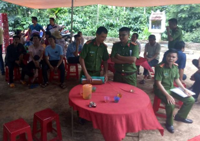 Công an khám nghiệm hiện trường, khám nghiệm tử thi nạn nhân. Ảnh: Minh Lộc.