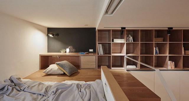
Phòng ngủ trên tầng áp mái có diện tích nhỏ nhưng khá ấm cúng khi thiết kế đủ 1 giường ngủ và 1 bàn làm việc với các kệ chạy dọc theo chiều rộng của căn hộ.
