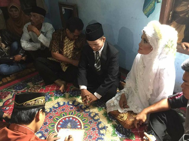 Vợ chồng bà Manih trong đám cưới gây xôn xao hồi tháng 9/2017. Ảnh: Tribune News.