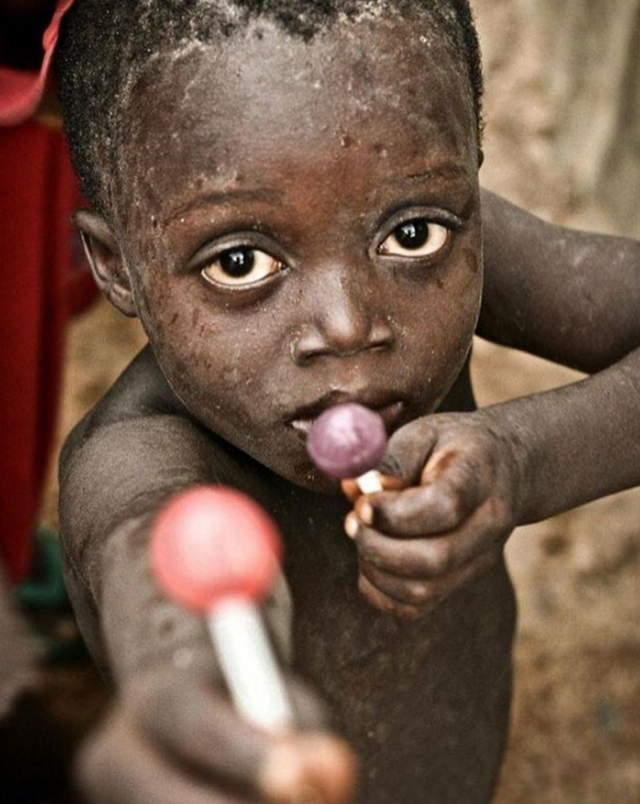 
Dù trong cơn đói khổ, nhóc tì sống tại mảnh đất châu Phi cằn cỗi này vẫn không ngần ngại chìa chiếc kẹo mút còn lại của mình cho vị nhiếp ảnh gia.
