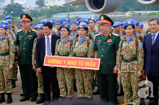 Ai cũng mang tinh thần Lương y như từ mẫu trước giờ lên đường.