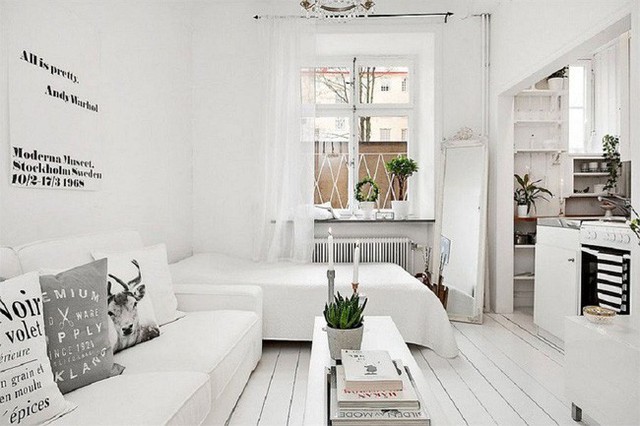 Một chiếc giường ngủ trắng tinh đặt trong góc phòng là cách thiết kế thông minh cho một căn hộ nhỏ.