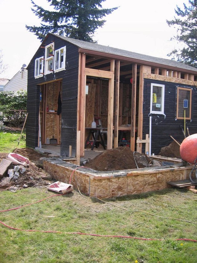
Ngôi nhà được sử dụng nhiều chất liệu gỗ trong xây dựng.
