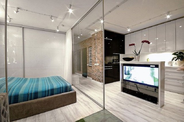 
Phòng ngủ nhỏ với tường kính giúp tạo không gian mở hữu ích.
