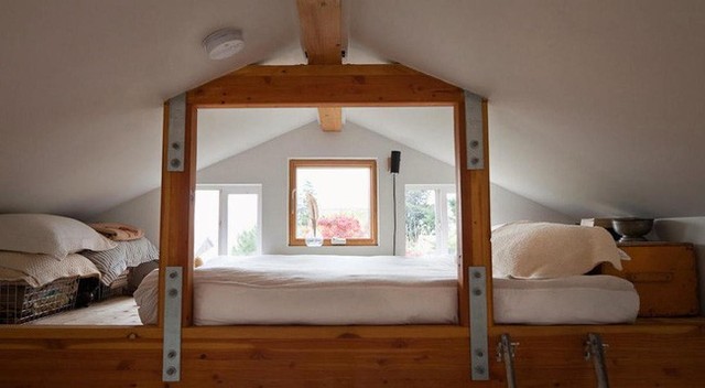 
Phòng ngủ yên tĩnh được đặt trên tầng 2 nhờ tận dụng được trần nhà cao để ngăn cách.
