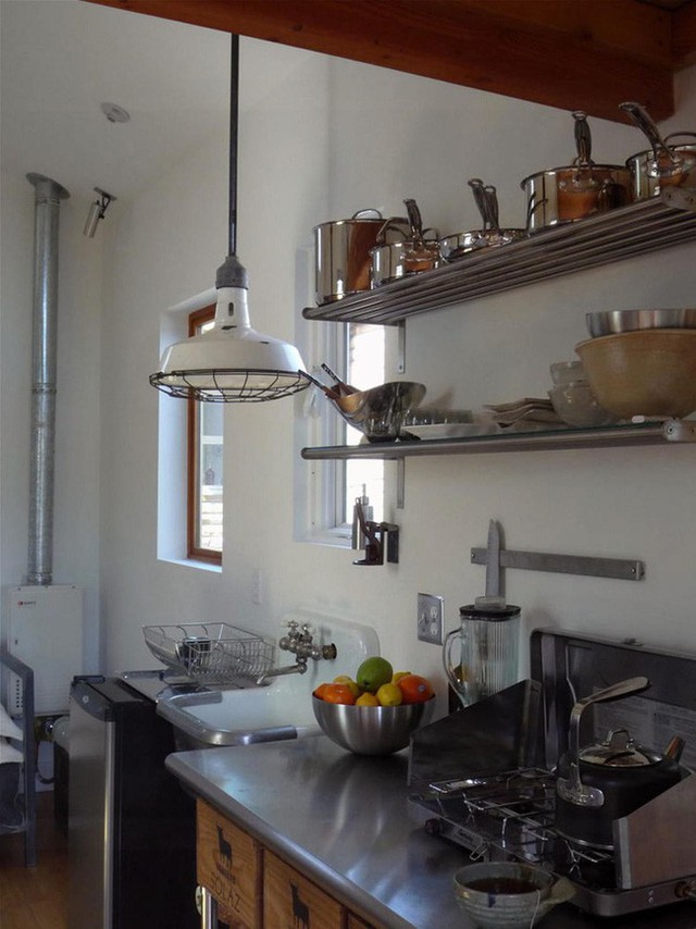 
Nhà bếp được bài trí gọn ghẽ, tận dụng khu lưu trữ trên tường.
