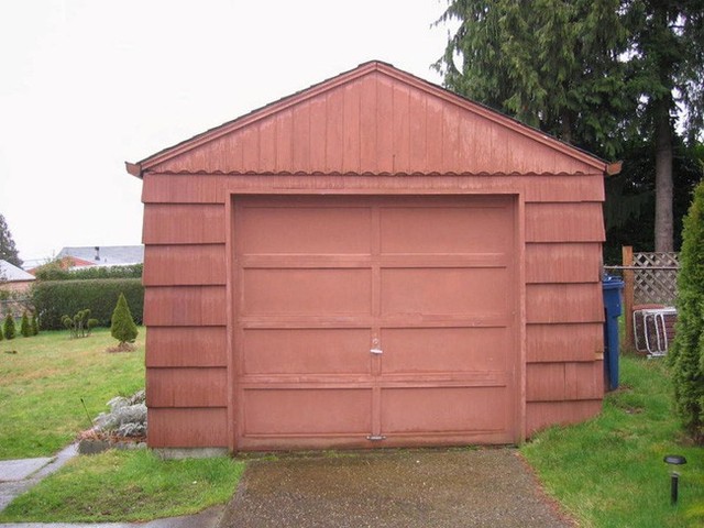 
Bên ngoài nhà được sơn sửa ấn tượng với màu gạch đỏ cam.
