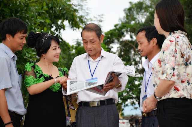 Thầy Nay Heal xem bài báo Người thầy xin gạo cho trò nghèo trên báo Tiền Phong