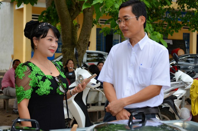 Thầy Phạm Văn Đức trưởng phòng GD-ĐT huyện rất ủng hộ và tích cực giúp thầy Khoa triển khai chương trình