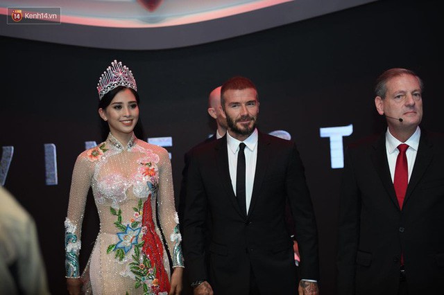 au nhiều đồn đoán thì cuối cùng cựu danh thủ David Beckham cũng đã chính thức xuất hiện trên sân khấu ra mắt hai siêu phẩm của VinFast cùng với Hoa hậu Việt Nam 2018 Tiểu Vy. Anh chia sẻ rằng rất thích thú trước sự mạnh mẽ, mới lạ và hiện đại của hai chiếc xe này.. Ảnh: Kênh 14.