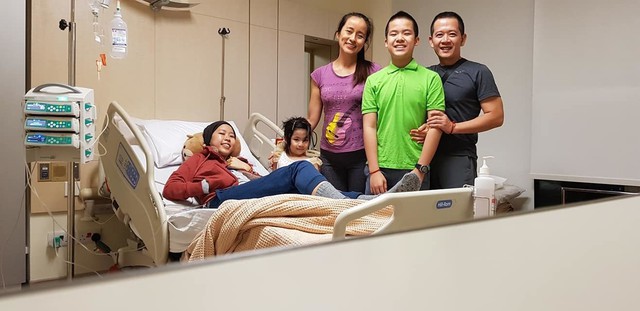 Gia đình đạo diễn Đỗ Đức Thành đang ở bên Singapore, động viên Hạnh An trong những ngày chiến đấu với bạo bệnh.