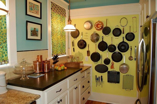
Lưu trữ các nồi và chảo trong nhà bếp với phong cách sử dụng tường bằng đục lỗ hình tròn sắc nét.

