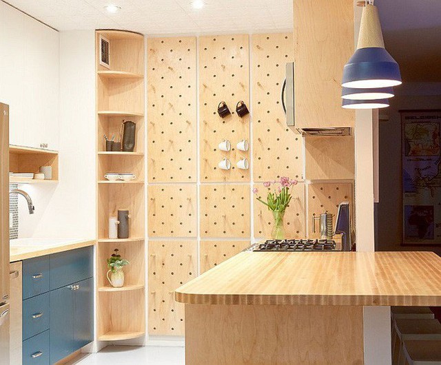 
Nhà bếp hiện đại với tường bằng bản đục lỗ cung cấp không gian lưu trữ rộng rãi.
