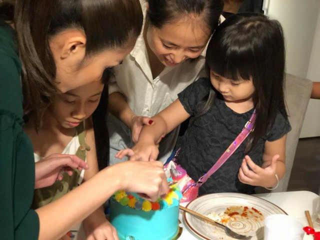 Tăng Thanh Hà làm bánh sinh nhật cho con của Phạm Anh Khoa