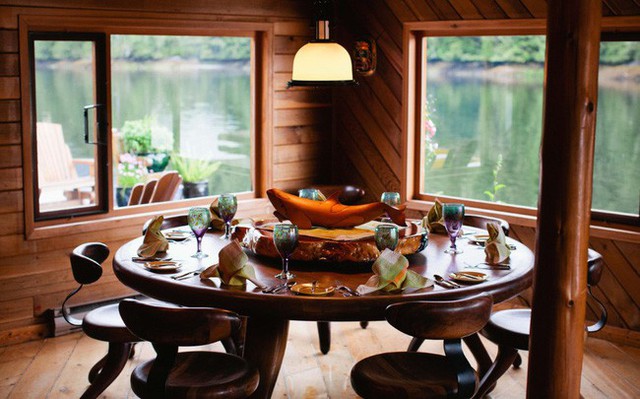 
Khu vực ăn uống xinh xắn với bàn tròn và ghế cách điệu.
