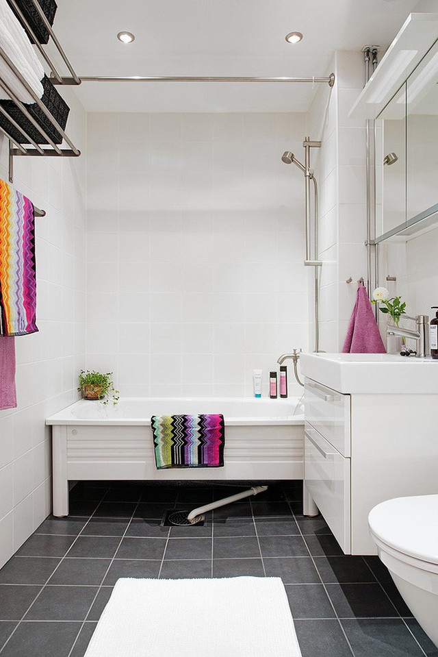 
Phòng tắm nhỏ nhưng đầy đủ tiện nghi. Thiết kế sàn màu xám đối lập với màu trắng của tường và đồ nội thất càng làm cho không gian đậm chất Scandanivian hơn.
