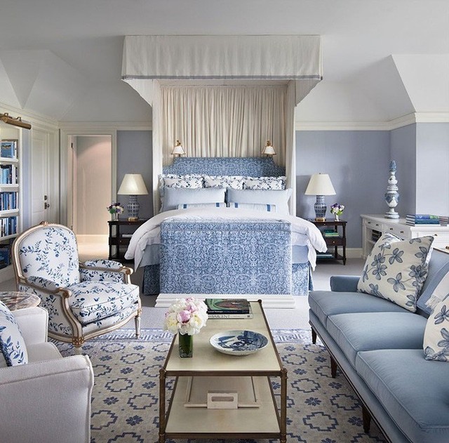 
Căn phòng ngủ thanh lịch và cũng rất dễ chịu được bao phủ trong gam màu xanh lam dịu mát.

