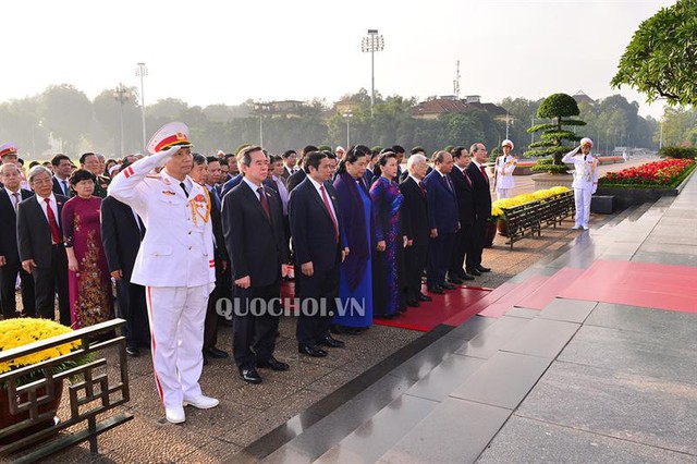 
Đoàn đại biểu Quốc hội đặt vòng hoa và vào Lăng viếng Chủ tịch Hồ Chí Minh.
