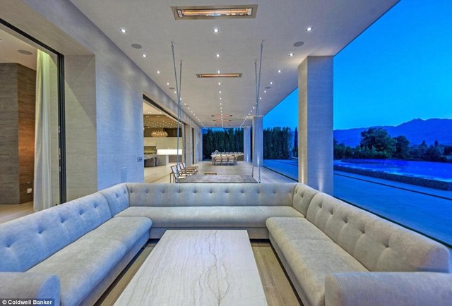 
Một quỹ đại diện gia đình Kardashian vừa mua ngôi biệt thự hoành tráng giá 12 triệu USD.
