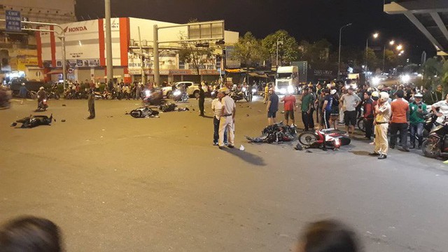 
Tại hiện trường vụ tai nạn xe máy bị tông nằm la liệt trên đường

