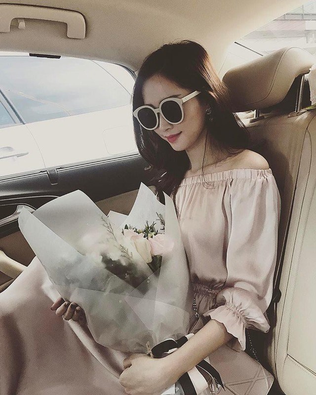 Chiếc kính trên được nàng Hoa hậu diện liên tục và phối hợp với nhiều set đồ khác nhau, từ váy lụa đến váy nhún bèo, đồ đi biển hoặc áo thun, sơ mi ...