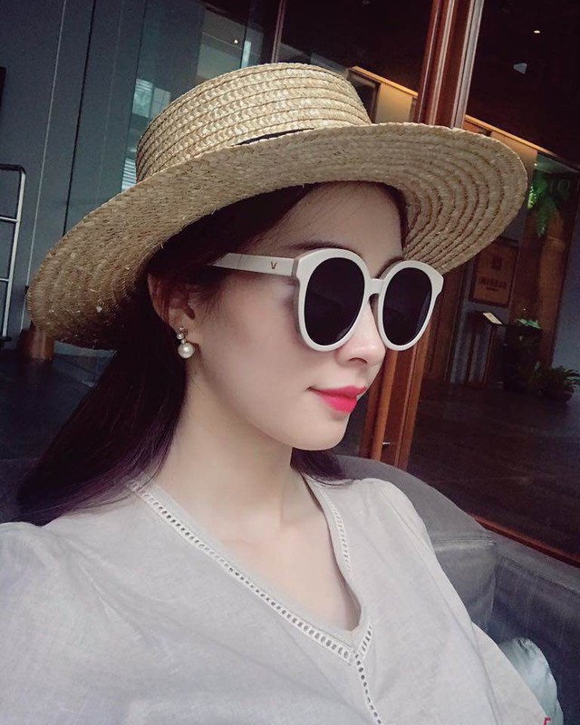 Được biết chiếc kính của nhà mốt Gentle Monster này, là một trong những món phụ kiện mà bà mẹ một con yêu thích và thường xuyên diện đi diện lại nó rất nhiều lần.