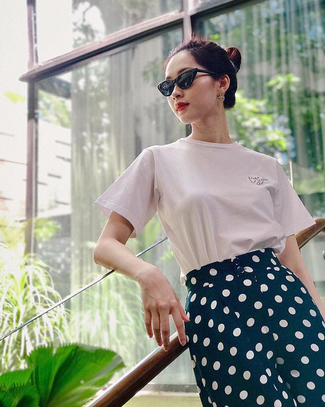 Thiết kế cổ điển nhưng được sử dụng gam màu cơ bản là trắng và đen, nên giúp cô có thể phối hợp với nhiều món đồ khác nhau như áo thun, sơ mi...