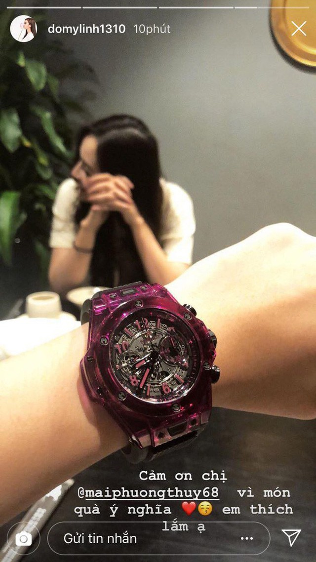 Được biết đây là chiếc đồng hồ thuộc phiên bản giới hạn của thương hiệu đình đám Hublot được thiết kế hoàn toàn bằng sapphire và có giá trị ước tính khoảng 1,4 tỷ đồng