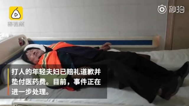 Công nhân quét rác Yao Xiang nằm viện điều trị. Ảnh: Pear Video.