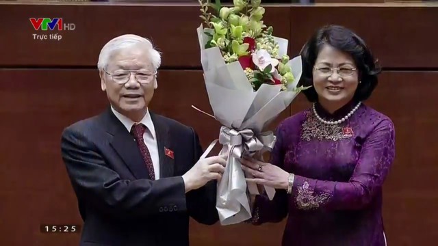Bà Đặng Thị Ngọc Thịnh, Phó Chủ tịch nước tặng hoa Chủ tịch nước Nguyễn Phú Trọng.