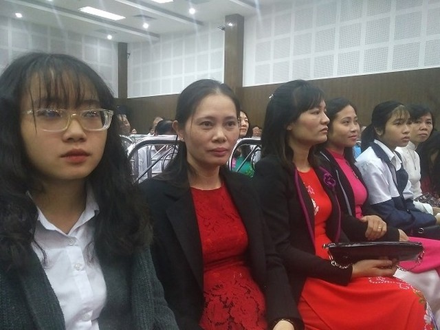 
Mẹ con chị Đỗ Thị Thanh Bình (ngoài cùng, bên trái) đến dự hội nghị biểu dương.     Ảnh: Duy Tiến

