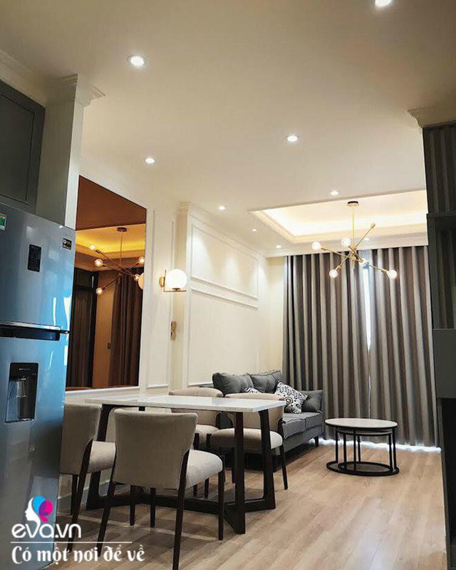
Không gian phòng khách của gia đình anh Phước được thiết kế theo phong cách bán cổ điển.
