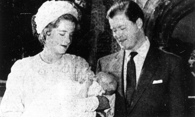 Bá tước John Spencer và vợ Frances Spencer trong lễ rửa tội của Diana năm 1961. Ảnh: UK Press.