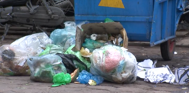 
Bãi rác thải sinh hoạt tự phát trên đường Trần Hưng Đạo, Hoàn Kiếm. Ảnh: Bảo Loan

